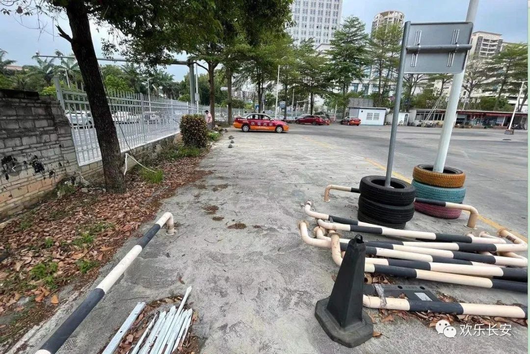 惊！粤S教练车突然“破墙”冲上人行道，原因竟是…