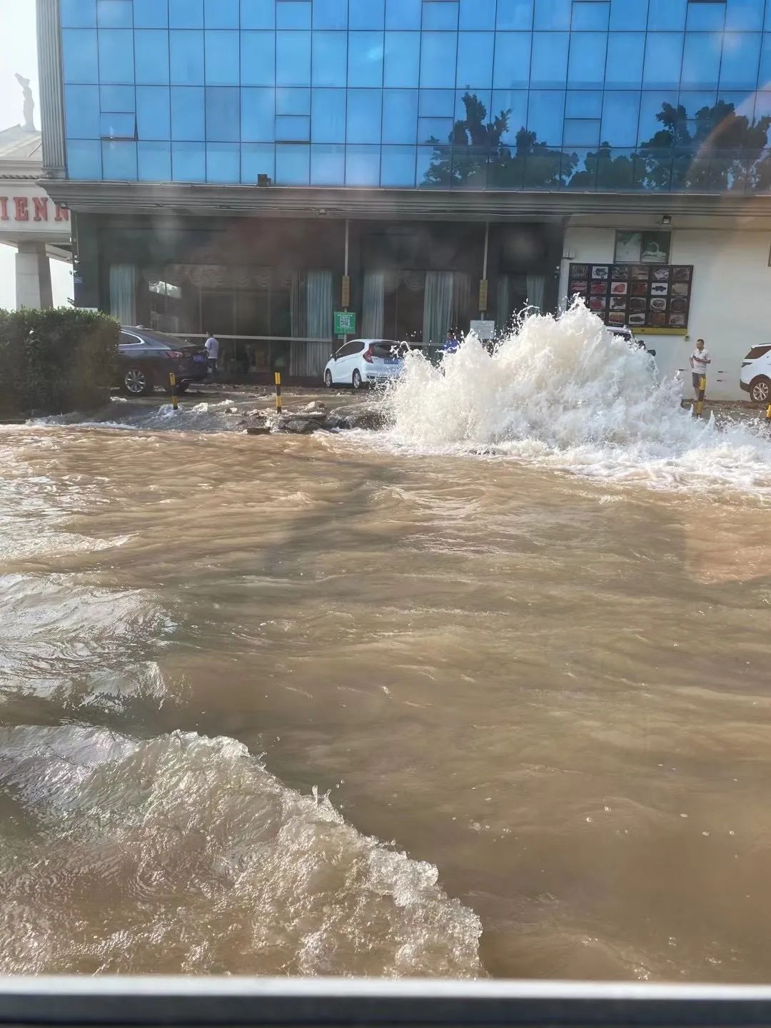 视频吓人！东莞这里水管爆裂，水柱如喷泉高达2层楼！