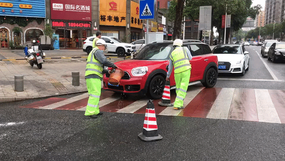 突发！酒驾？还是没睡醒？粤S豪车“强吻”灯柱瞬间“毁容”