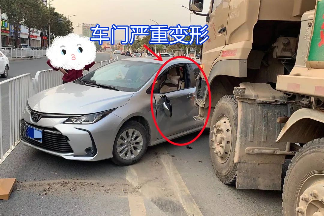 险！东莞一小车被泥头车推行，还有两个孩子在车上……