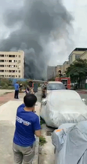 突发！东莞一厂房发生火灾，现场浓烟滚滚！