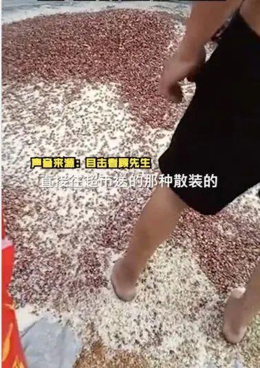 太恶心了！东莞一市场曝光！工人用黑脚处理食物！