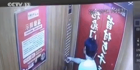 可怕！东莞男子搬运玻璃电梯突然运行！玻璃瞬间爆裂