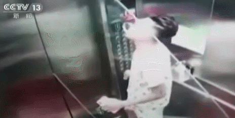 可怕！东莞男子搬运玻璃电梯突然运行！玻璃瞬间爆裂