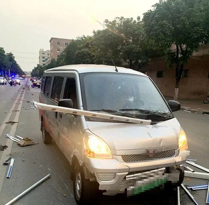 1621841458708459.jpg 东莞一小车与大货车斗气,惨遭护栏刺穿!