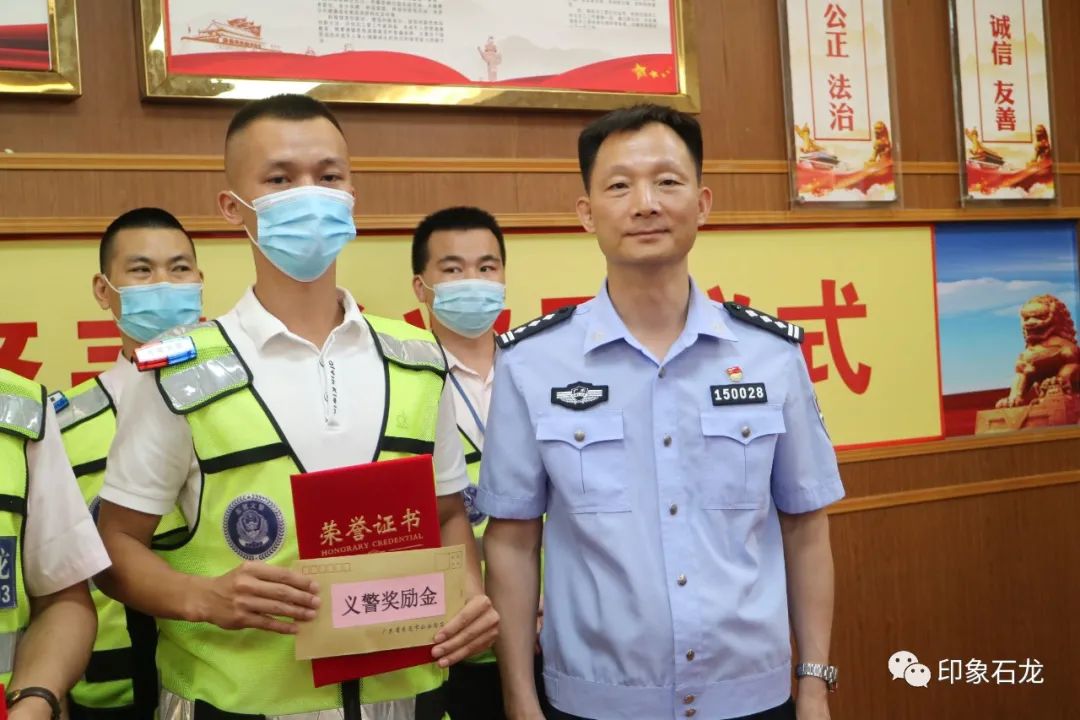 路人吓坏了！东莞这广场突然出现持刀大汉！幸好......