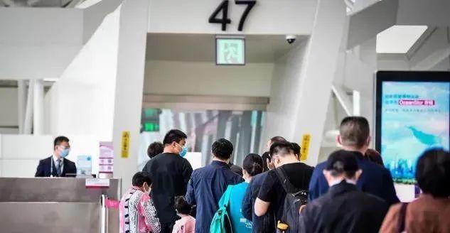 返程高峰杀到！无数部粤S又要塞死在高速上!