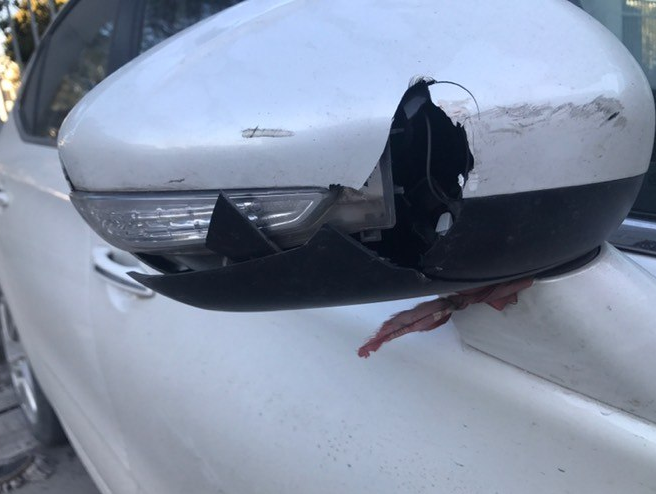和妻子吵架后，东莞一男子竟猛踹路边多辆小车！结果……
