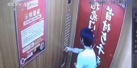 可怕！东莞男子搬运玻璃电梯突然运行！玻璃瞬间爆裂
