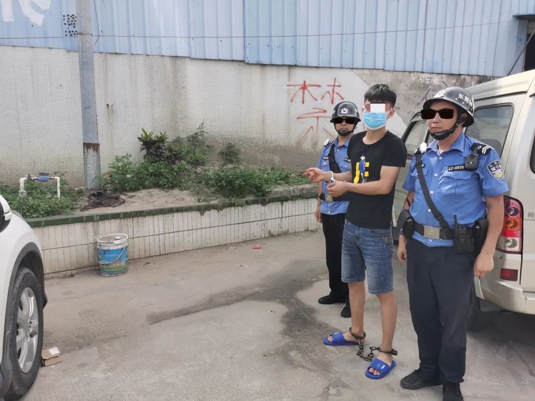 和妻子吵架后，东莞一男子竟猛踹路边多辆小车！结果……
