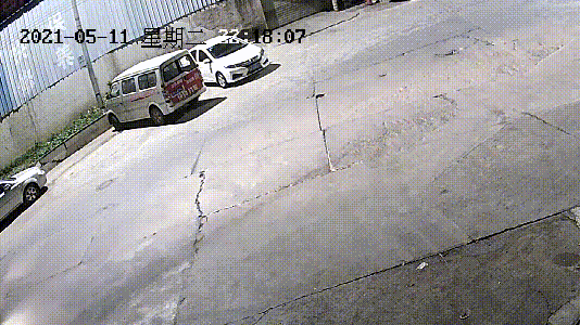 和妻子吵架后，东莞一男子竟猛踹路边多辆小车！结果……