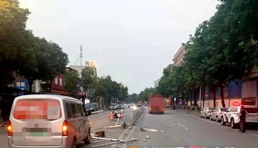 1621841464753402.jpg 东莞一小车与大货车斗气,惨遭护栏刺穿!