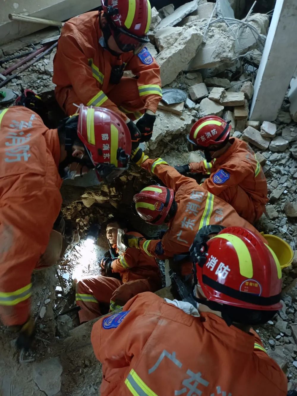 轰！仓库坍塌，1人被困！东莞消防8小时生死救援