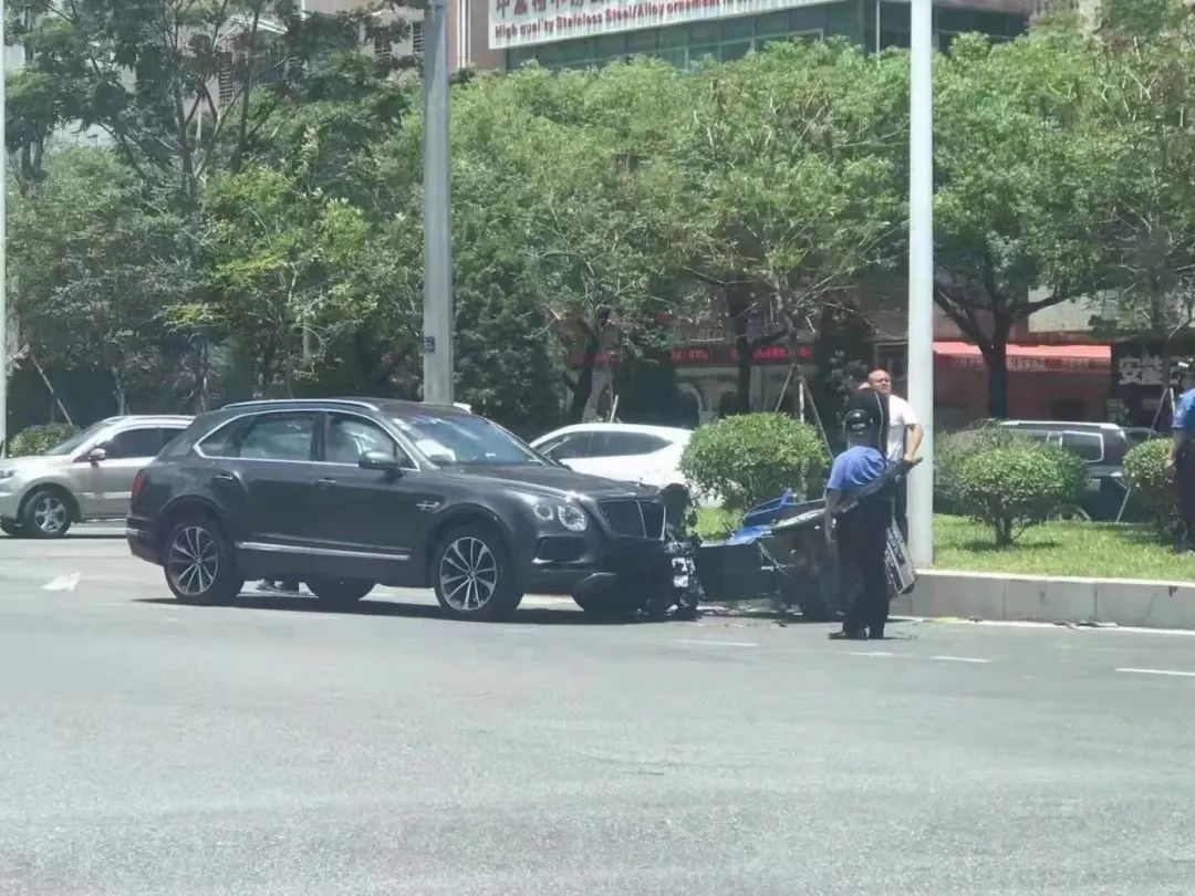 突发！东莞三轮车撞掉宾利半个车头！这次要钱包不保了......