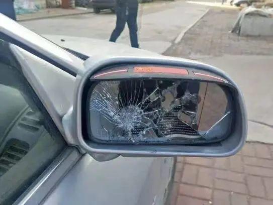 和妻子吵架后，东莞一男子竟猛踹路边多辆小车！结果……