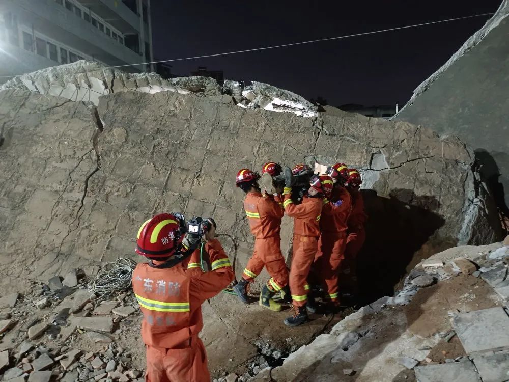 轰！仓库坍塌，1人被困！东莞消防8小时生死救援