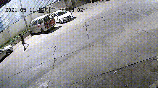和妻子吵架后，东莞一男子竟猛踹路边多辆小车！结果……