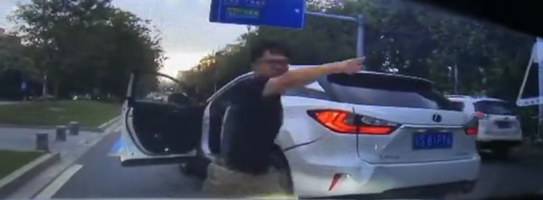 这个东莞司机火了！急停别车、狂踹车头！网友都炸了！
