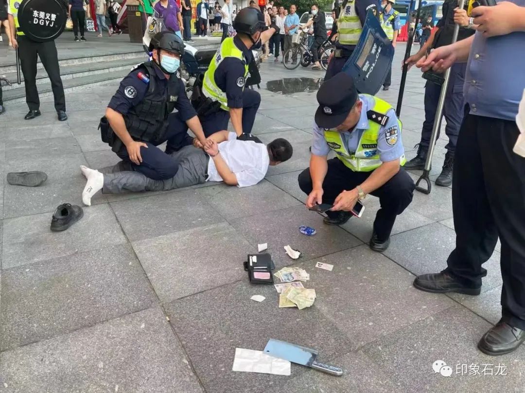 路人吓坏了！东莞这广场突然出现持刀大汉！幸好......