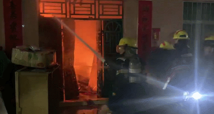 东莞一住宅突发火灾，5名人被困~