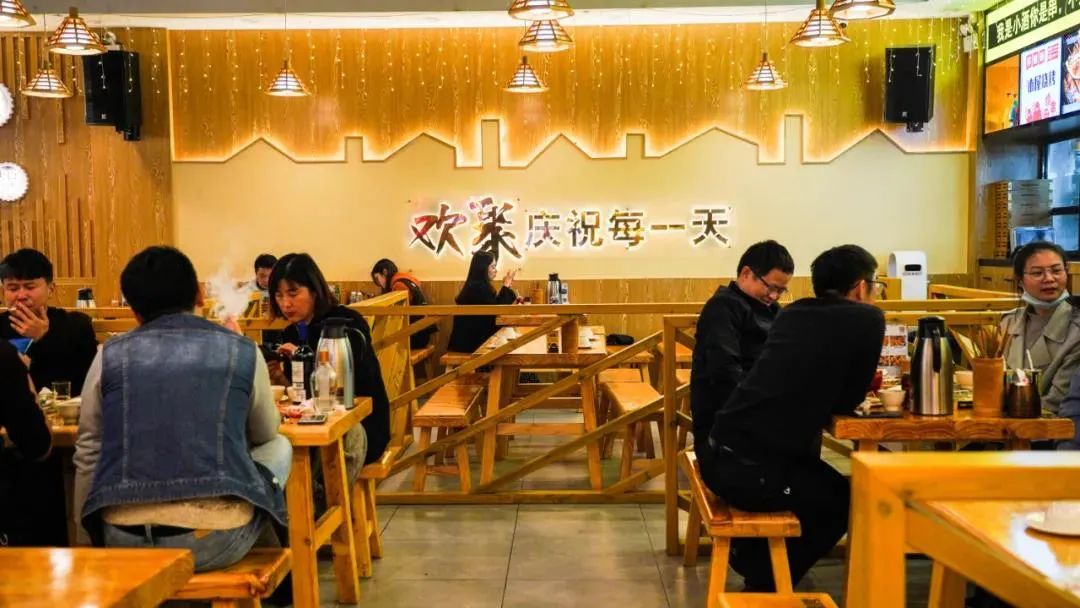 人均20！『木屋烧烤』小龙虾盛宴来了，一年仅一次！打工人的夜宵狂欢!