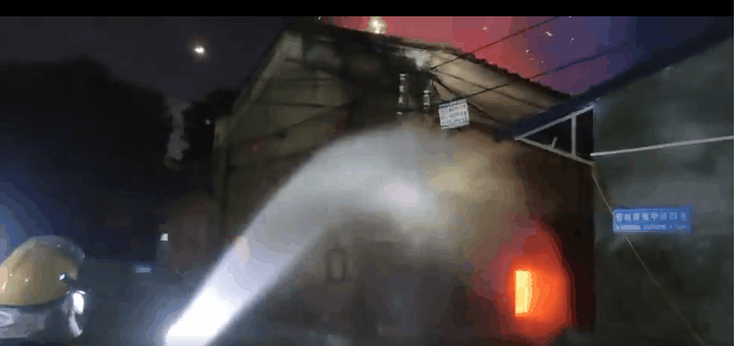 紧急！东莞这里突发大火！火势“冲出”屋顶！里面还有4千个锂电池！