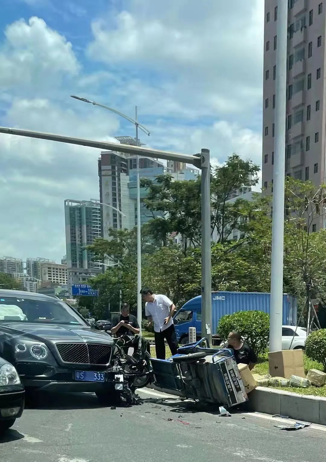 突发！东莞三轮车撞掉宾利半个车头！这次要钱包不保了......