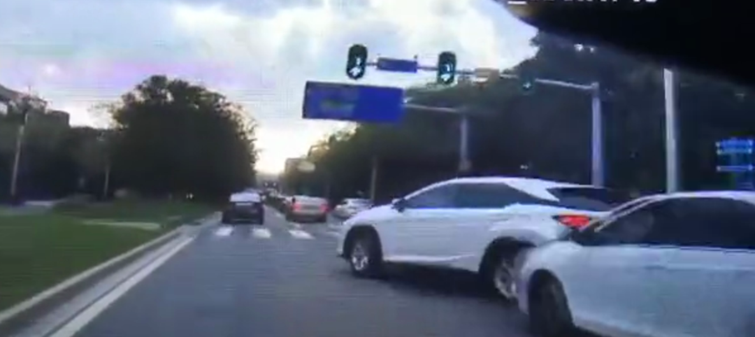 这个东莞司机火了！急停别车、狂踹车头！网友都炸了！