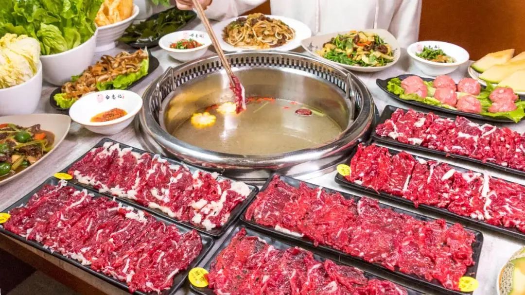 口碑NO.1的牛肉火锅来啦！一天销爆一头牛，9.9元抢牛得囍100元代金券~