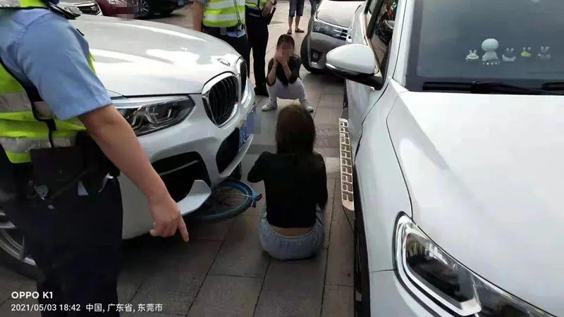 可怕！东莞宝马突然加速撞上行人！人差点被压成“汉堡包”！