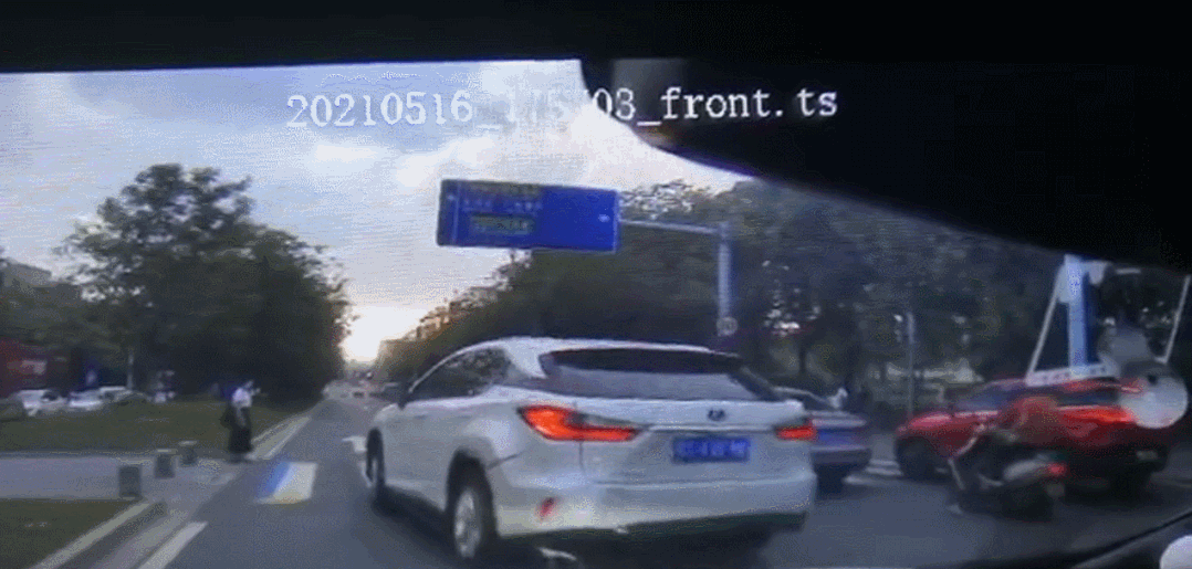 这个东莞司机火了！急停别车、狂踹车头！网友都炸了！