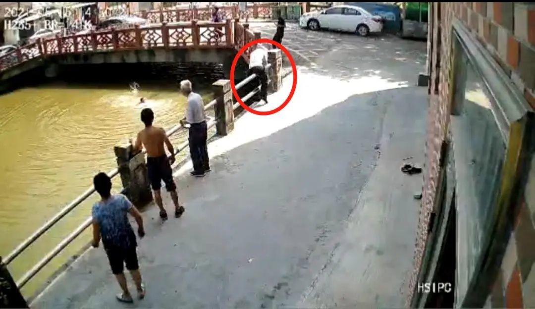 东莞男子纵身一跃的姿势，真帅！