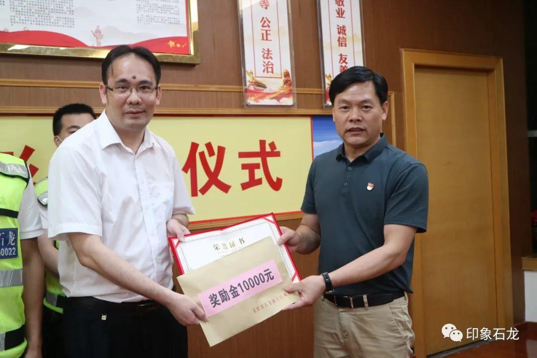 路人吓坏了！东莞这广场突然出现持刀大汉！幸好......
