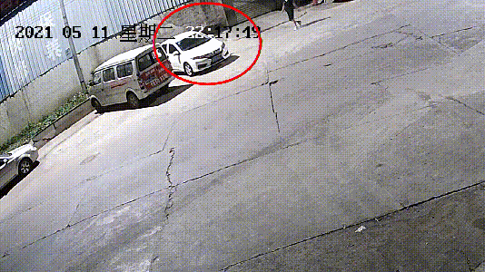 和妻子吵架后，东莞一男子竟猛踹路边多辆小车！结果……