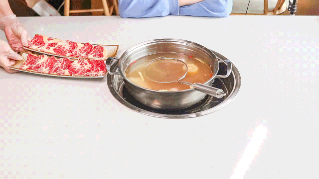 口碑NO.1的牛肉火锅来啦！一天销爆一头牛，9.9元抢牛得囍100元代金券~