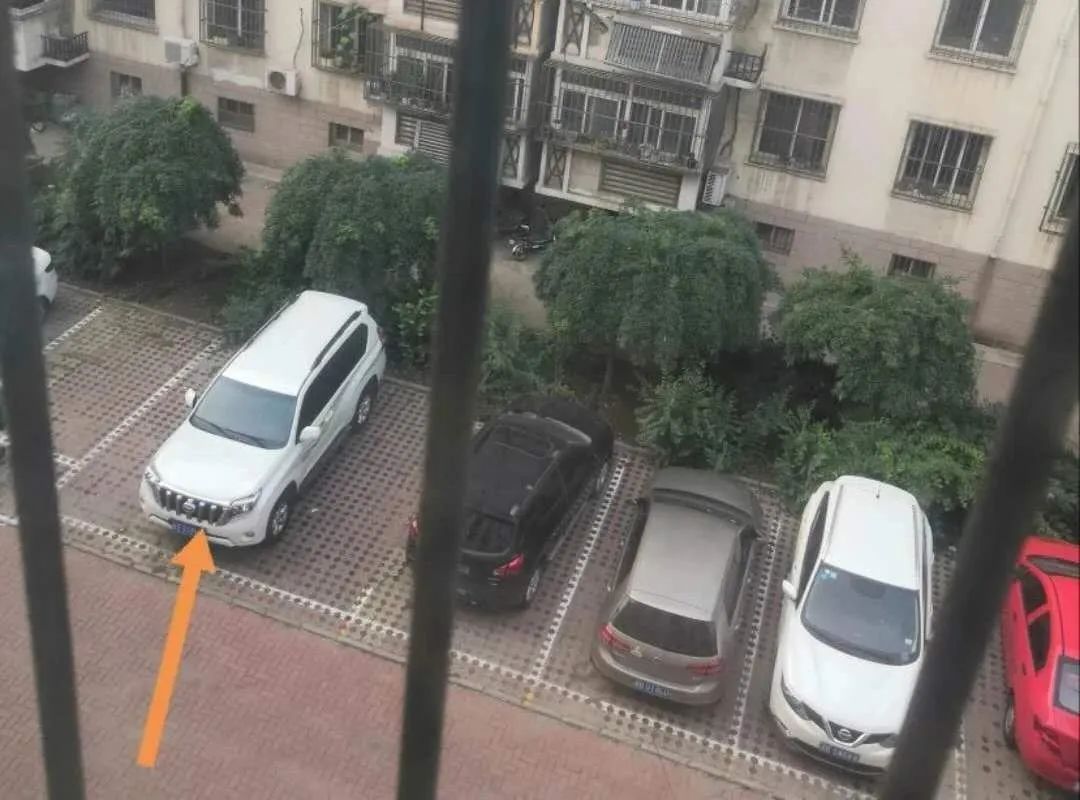 离谱! 女司机花十几万买的车位被占, 还反遭爆骂: 就你们广东人最拽!
