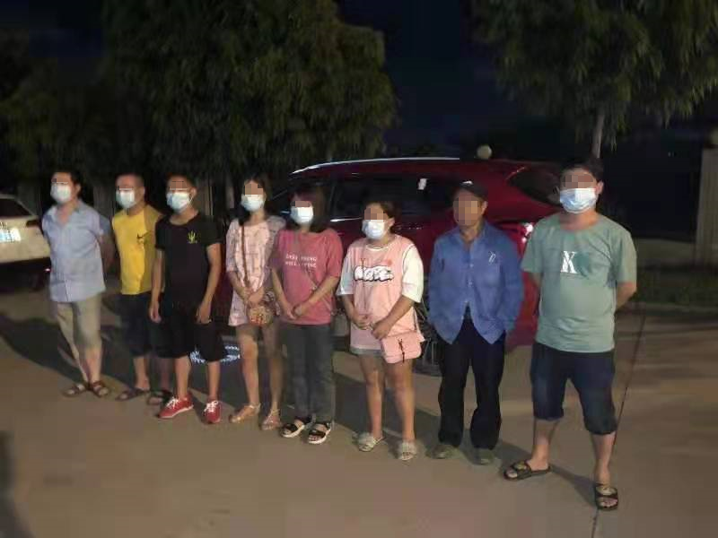 曝光！11人挤1辆粤S小车！