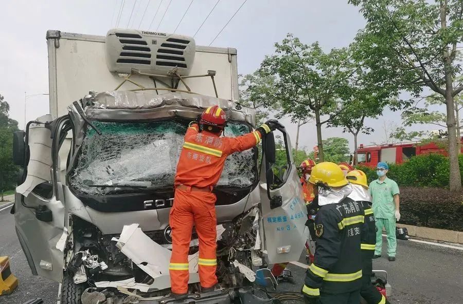 惊！东莞一货车司机追尾校车，被困驾驶室~