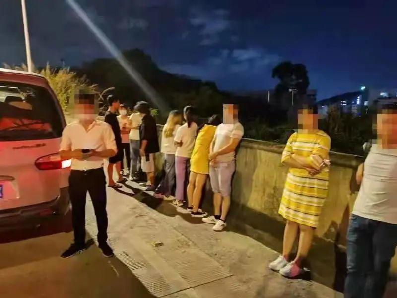 曝光！11人挤1辆粤S小车！