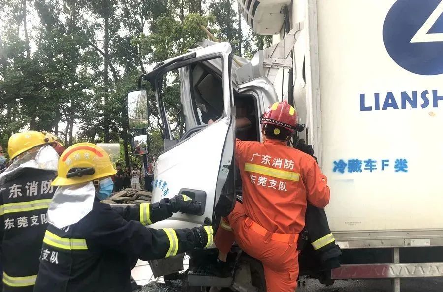 惊！东莞一货车司机追尾校车，被困驾驶室~