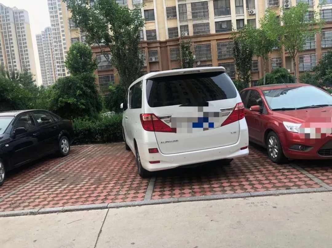 离谱! 女司机花十几万买的车位被占, 还反遭爆骂: 就你们广东人最拽!