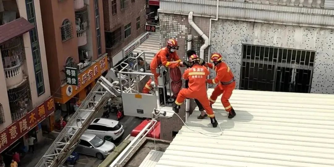 惊险！东莞一男子从6楼跌落！