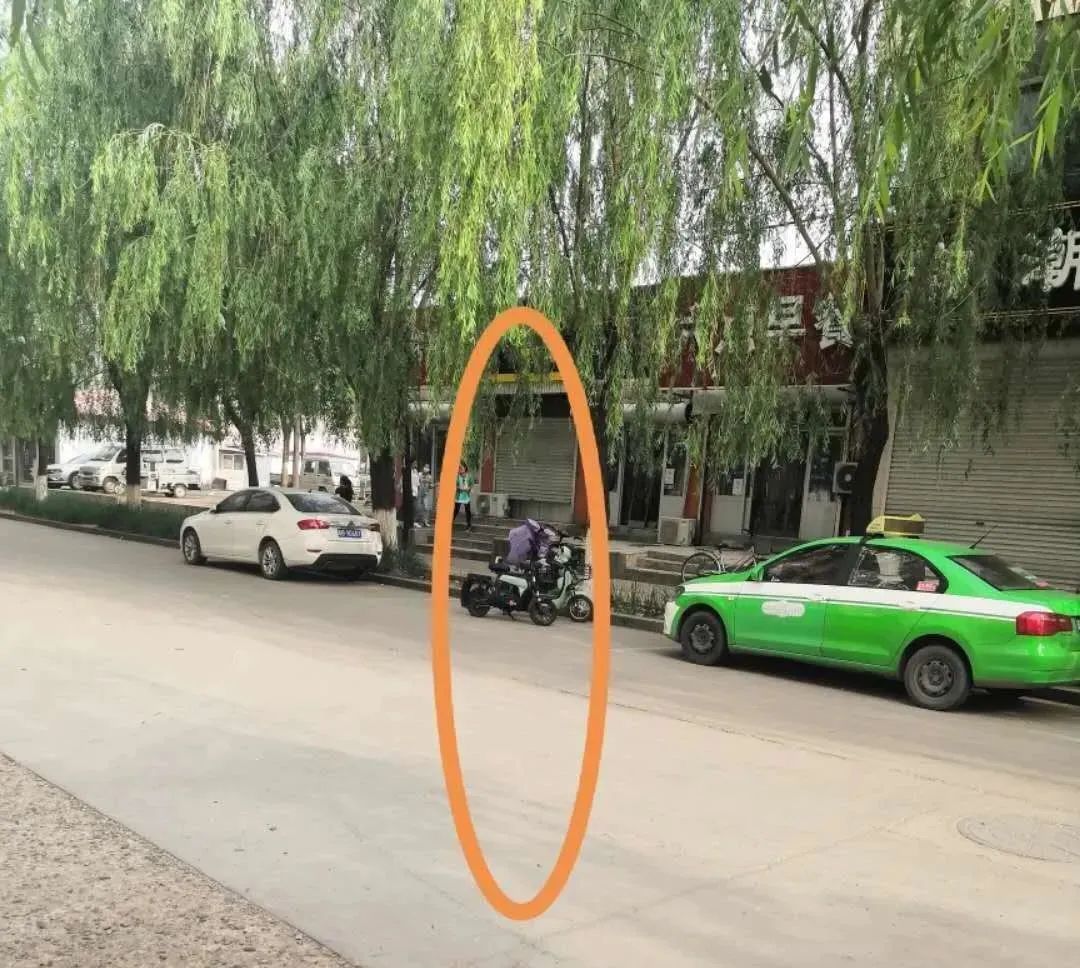 离谱! 女司机花十几万买的车位被占, 还反遭爆骂: 就你们广东人最拽!