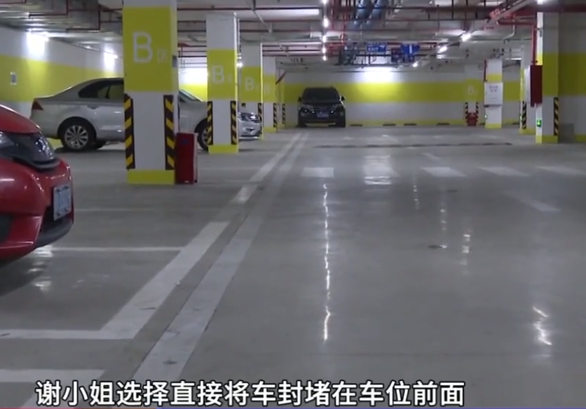 离谱! 女司机花十几万买的车位被占, 还反遭爆骂: 就你们广东人最拽!