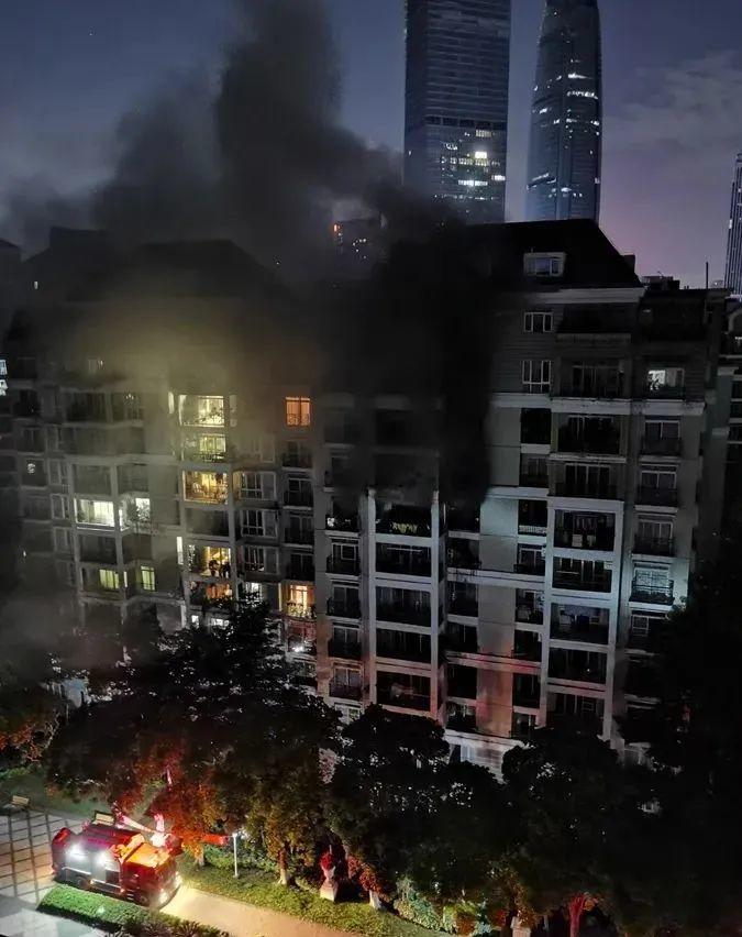 突发！东莞一高层突发火灾！有人被困！现场火光冲天！