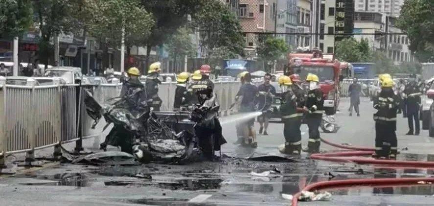 太可怕了! 东莞一小车在闹市中自燃爆炸！