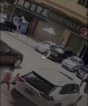 痛心！短短5秒，东莞一小孩瞬间被撞飞...