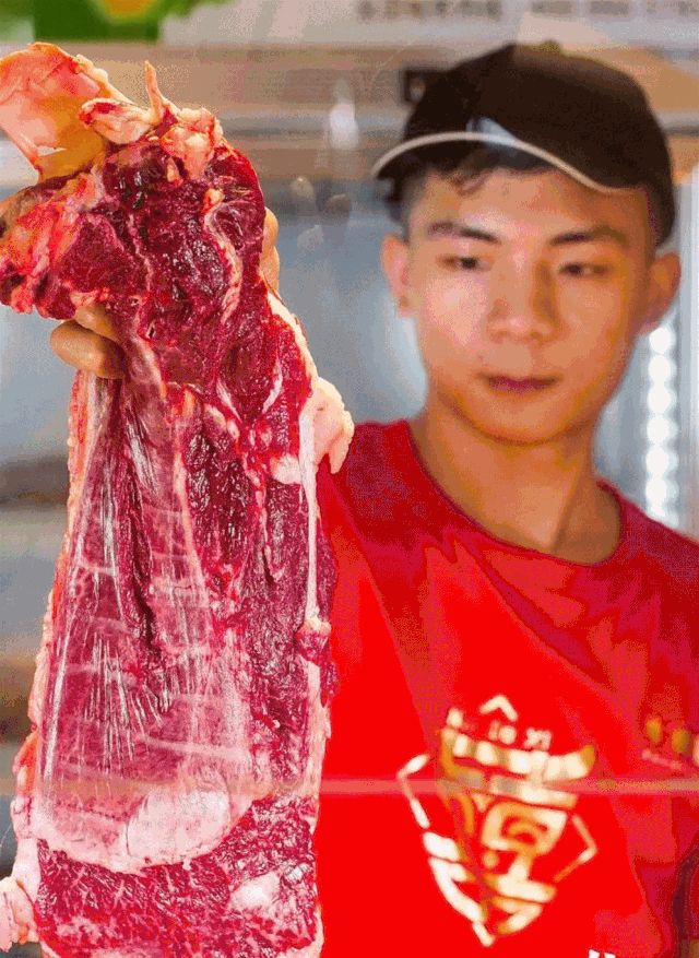 今日五折吃牛！3:00熬汤，6:00鲜肉到店，东莞口碑王「牛得囍」9块9抵100开吃！