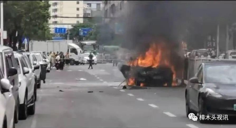 太可怕了! 东莞一小车在闹市中自燃爆炸！