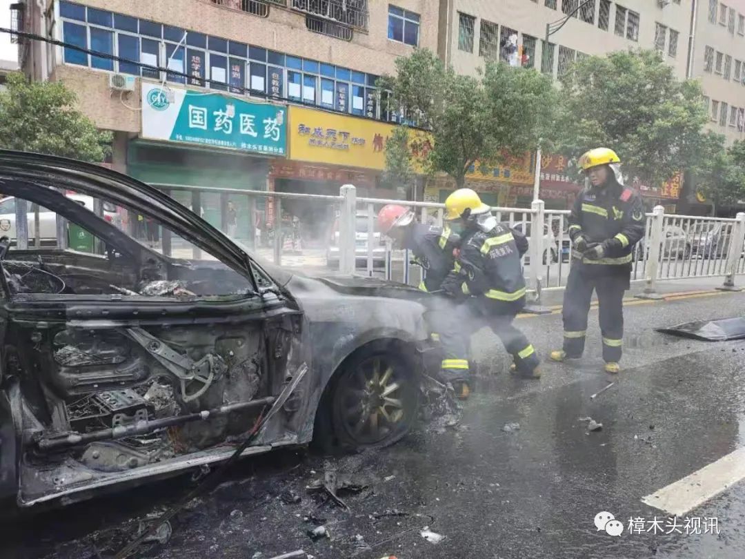 太可怕了! 东莞一小车在闹市中自燃爆炸！